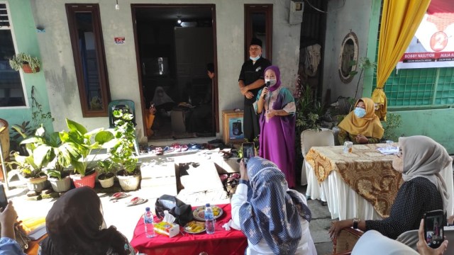 Ibu Bobby, Ade Hanifa saat menyapa ibu-ibu pengajian di Kota Medan. Foto: Dok. Istimewa