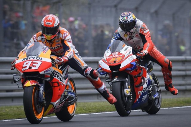 Sejumlah pebalap MotoGP menurunkan kaki sebelum menikung. Foto: GPOne