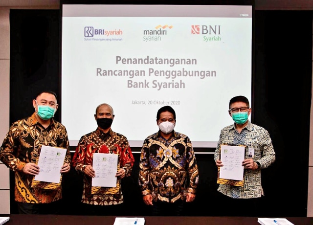 Penandatanganan Rancangan Penggabungan Bank Syariah oleh BRI Syariah, BNI Syariah, dan Bank Syariah Mandiri yang disaksikan Ketua Project Management Office Hery Gunardi, Senin (20/10/2020). Foto: PMO
