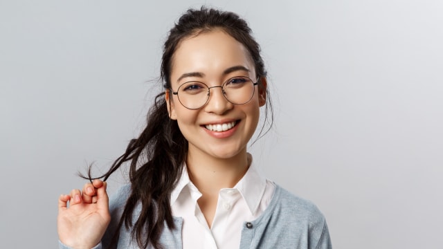 Kamu Suka Memainkan Rambut? Ini Alasannya Menurut Psikolog. Foto: Shutterstock