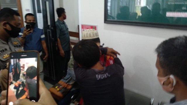 Suasana haru saat sidang 2 Satpam terdakwa kasus penganiyaan berujung meninggalkannya seseorang. Foto: Irwanda/langkan.id