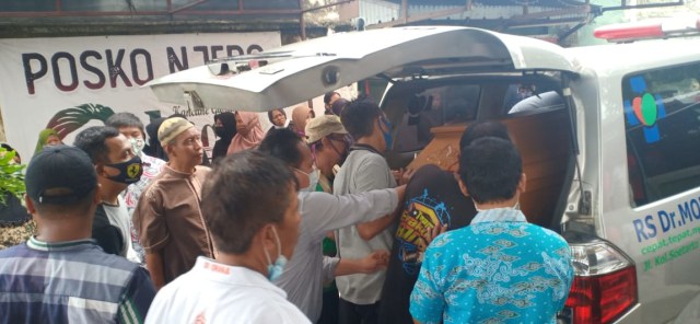 Mobil terbakar menewaskan seorang wanita  bernama Yulia (42) ditemukan kondisi tangan terikat dan luka di dahi. Bahkan korban ini merupakan kerabat jauh Presiden Joko Widodo