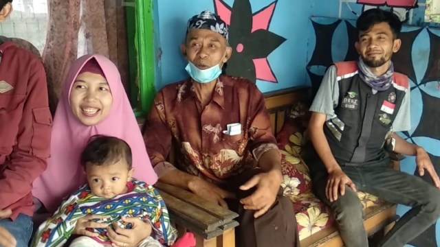 Treni (kiri) ,anak kembar yang bertemu kembarannya Trena via TikTok. Foto: Dok. Istimewa