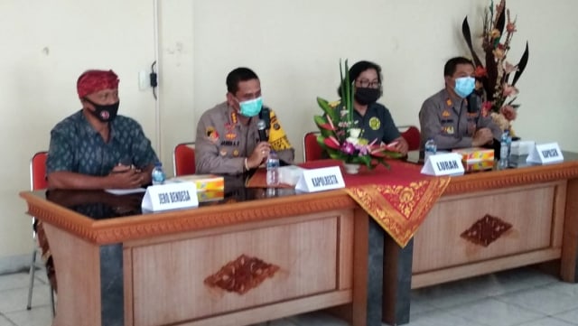 Polresta Denpasar melakukan silahturahmi dengan sejumlah tokoh Desa Adat Pakraman Renon, Kota Denpasar, Bali di Kantor Lurah Renon, Selasa (20/10). Foto: Polresta Denpasar