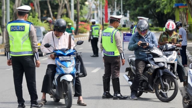 Polisi memeriksa surat pengendara dalam operasi zebra di Aceh. Foto: Suparta/acehkini