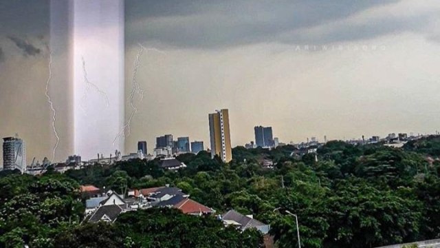 Fenomna cahaya tegak lurus berwarna ungu di langit Jakarta Selatan. Foto: Dok. Ari Wibisono