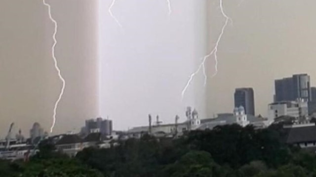 Fenomena cahaya tegak lurus berwarna ungu di langit Jakarta Selatan. Foto: Dok. Ari Wibisono