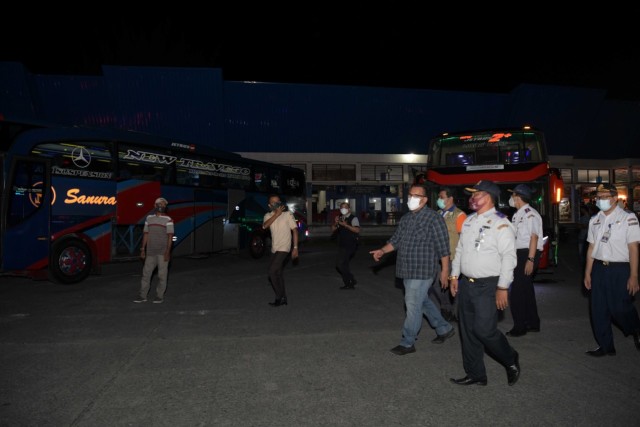 Koordinator Satgas COVID-19 Aceh, Teuku Ahmad Dadek, memantau kondisi penerapan protokol kesehatan di Terminal Tipe A Batoh, Banda Aceh, Selasa (20/10) malam. Foto: Humas Setda Aceh
