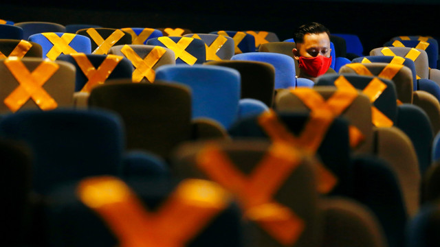 Pengunjung menggunakan masker bersiap menonton film di salah satu bioskop di Jakarta, Rabu (21/10).  Foto: Ajeng Dinar Ulfiana/REUTERS