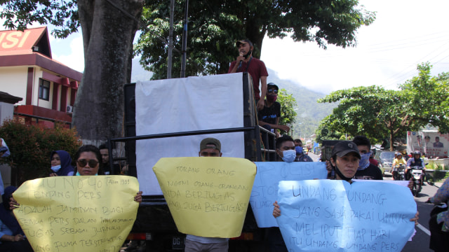 Pimred malutpost id saat berorasi di depan Polda Maluku Utara di Ternate. Foto: Faris Bobero/cermat