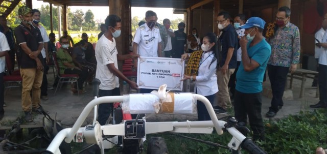 Penyerahan simbolis bantuan pupuk dan alsintan kepada petani Mbay, Kabupaten Nagakeo, Rabu (21/10/2020). Foto: Arkadius Togo. 