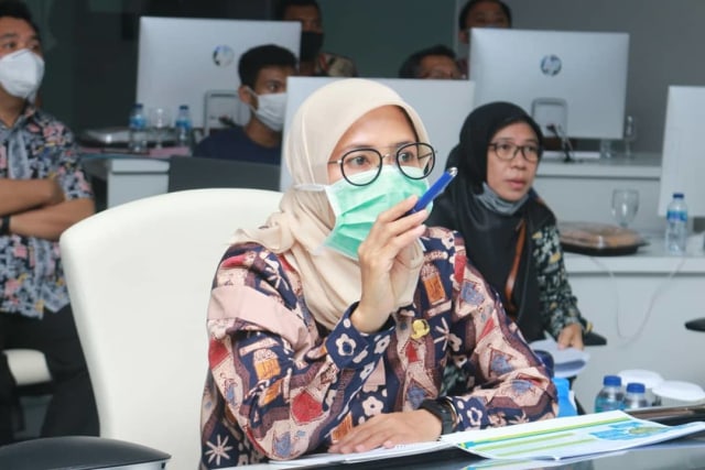 Bupati Lebak, Hj. Iti Octavia Jayabaya, saat memaparkan potensi investasi teripang di Kabupaten Lebak di Lebak Data Center, Jumat (16/10). (Dok. Humas Protokol Lebak)