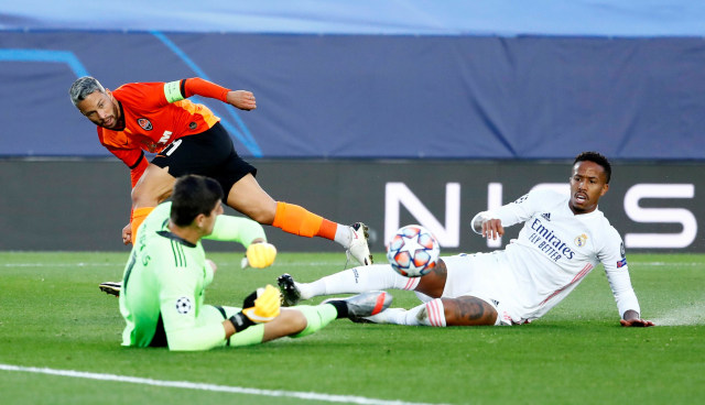 Peluang Marlos di Pertandingan Liga Champions Real Madrid vs Shakhtar Donetsk di Estadio Alfredo Di Stefano, Madrid, Spanyol. Foto: Juan Medina/Reuters