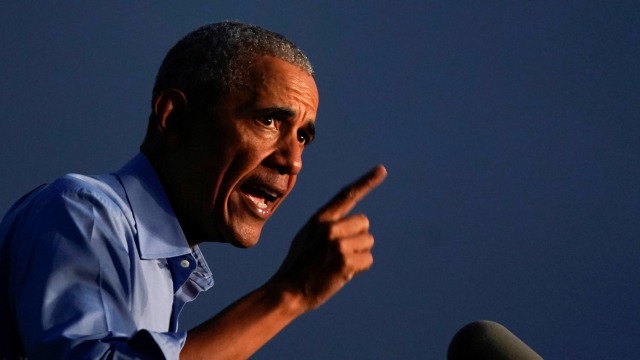 Mantan Presiden AS Barack Obama berpidato di depan para pendukung Biden-Harris saat kampanye drive-in di Philadelphia, Pennsylvania, Rabu (21/10). Foto: Alex Edelman / AFP