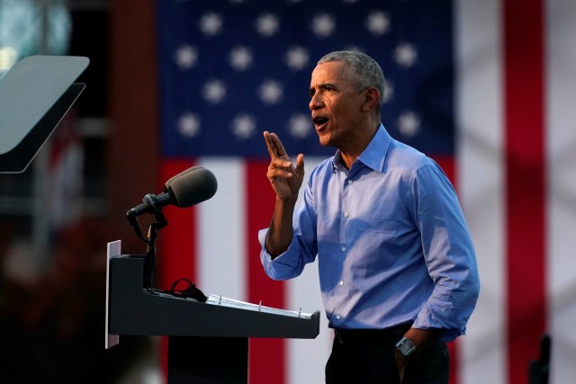 Mantan Presiden AS Barack Obama berpidato di depan para pendukung Biden-Harris selama demonstrasi drive-in di Philadelphia, Pennsylvania, Rabu (21/10). Foto: Alex Edelman / AFP