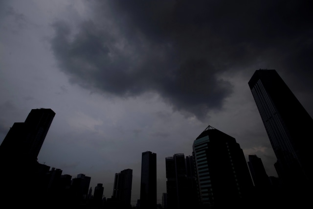 Suasana awan mendung di langit Jakarta, Rabu (21/10/2020). BMKG menyatakan saat ini tengah terjadi fenomena La Nina di Samudera Pasifik yang bisa menimbulkan kondisi cuaca ekstrem di Indonesia, BMKG pun menghimbau masyarakat untuk tetap waspada dan b Foto: Sigid Kurniawan/Antara Foto