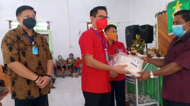 Joune Ganda dan Kevin Lotulung saat menyerahkan bantuan untuk jemaat gereja di Kabupaten Minahasa Utara