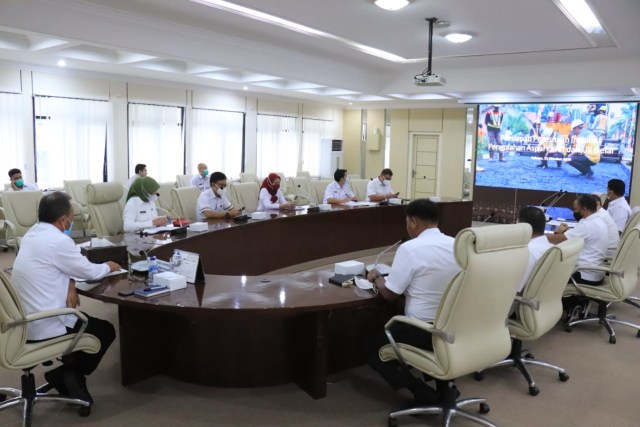 Rapat persiapan peresmian instalasi pengolahan aspal karet Pemkab Muba, Rabu (21/10).
