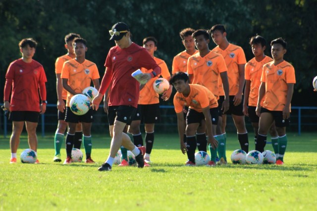 Shin Tae-yong memimpin latihan Timnas U-19 di Kroasia. Foto: PSSI