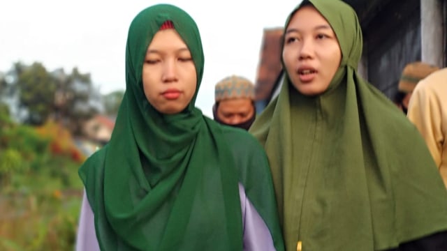 Saudara kembar Trena dan Treni (kanan) akhirnya bertemu. Foto: Dok. Istimewa
