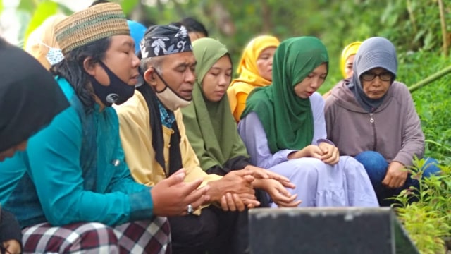 Ibu asuh Treni, Rini (paling kanan) saat ziarah ke makam Rohaenah di Tasikmalaya, Jawa Barat. Foto: Dok. Istimewa