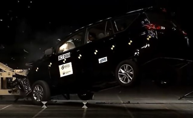 Toyota Kijang Innova terbaru menjalani uji tabrak yang dilakukan ASEAN NCAP (Foto: Youtube/ASEAN NCAP)