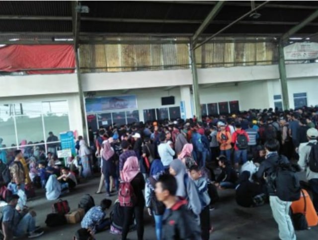 Ilustrasi pemesanan tiket bus di konter Sinar jaya mendekati lebaran