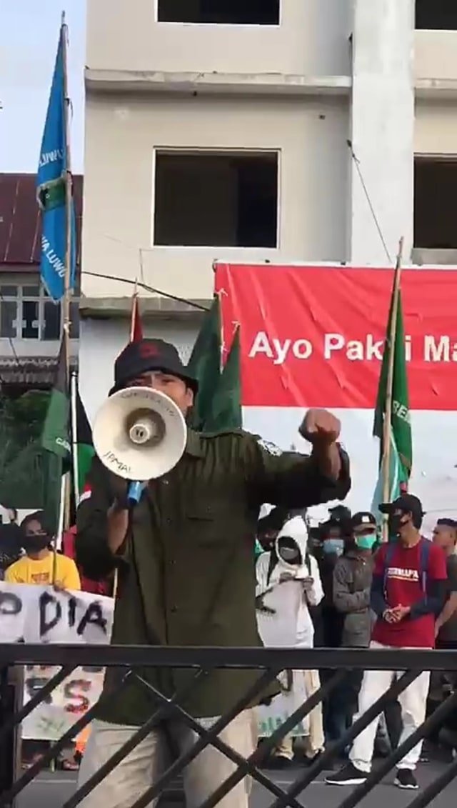 Mahasiswa di Palopo, Sulawesi Selatan, yang nyanyi hina polisi saat demo. Foto: Dok. Istimewa