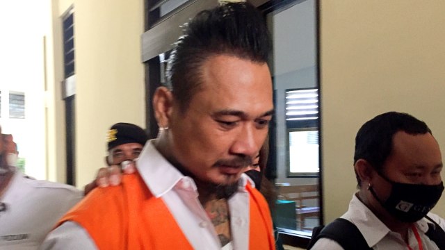 Terdakwa kasus pencemaran nama baik dan ujaran kebencian I Gede Aryastina alias Jerinx menjalani sidang lanjutan perkara "IDI Kacung WHO" di PN Denpasar, Kamis (22/10). Foto: Denita br Matondang/kumparan