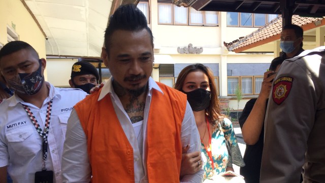 Terdakwa kasus pencemaran nama baik dan ujaran kebencian I Gede Aryastina alias Jerinx menjalani sidang lanjutan perkara "IDI Kacung WHO" di PN Denpasar, Kamis (22/10). Foto: Denita br Matondang/kumparan