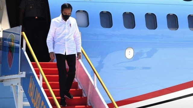 Presiden Joko Widodo menuruni tangga pesawat kepresidenan saat tiba di Bandara Udara Haluoleo Kendari, Sulawesi Tenggara, Kamis (22/10). Foto: Biro pers kepresiden/via ANTARA FOTO