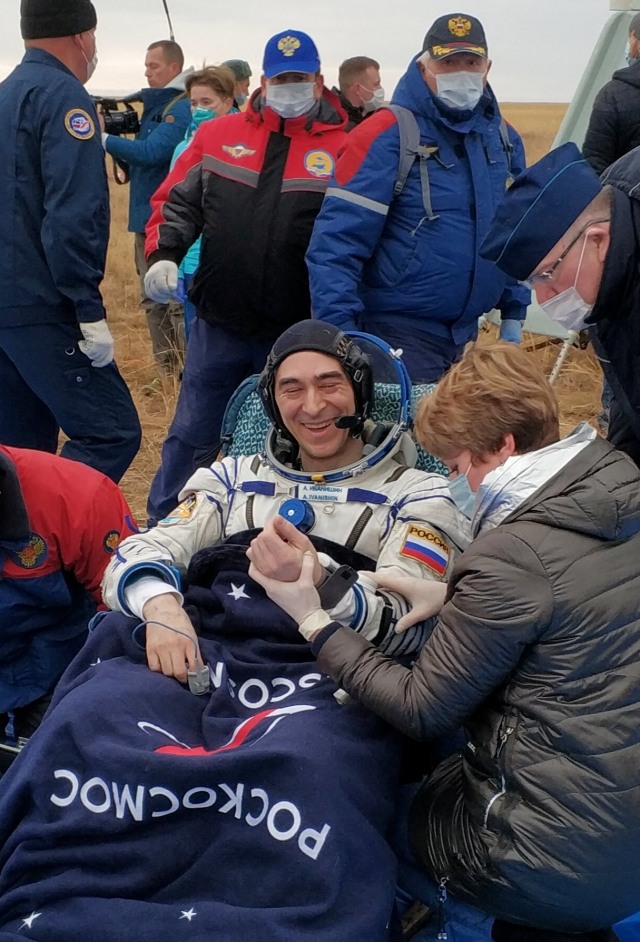 Tim penyelamat membawa kru Stasiun Luar Angkasa Internasional (ISS) Anatoly Ivanishin dari badan antariksa Rusia Roscosmos saat mendarat di Dzhezkazgan, Kazakhstan, Kamis (22/10). Foto: Rosaviatsiya / via REUTERS