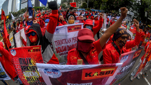 Massa aksi unjuk rasa menolak Omnibus Law, di kawasan Jalan Merdeka Barat, Jakarta, Kamis (22/10). Foto: M Risyal Hidayat/ANTARA FOTO
