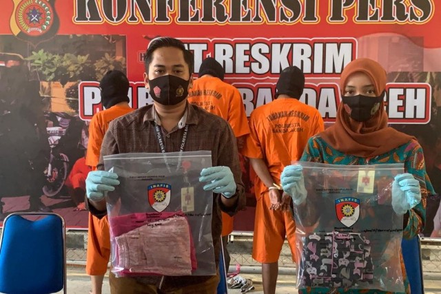 Polisi memperlihatkan barang bukti kasus pemerkosaan 3 pria terhadap 3 anak di Banda Aceh. Foto: Dok. Polresta Banda Aceh