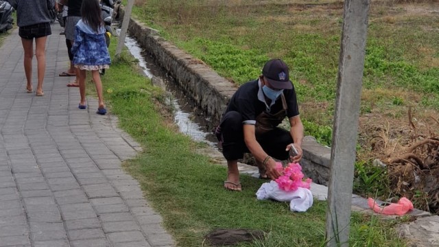 Warga menemukan orok bayi di parit di kawasan Banjar Sanur Kauh, Kota Denpasar, Bali. Foto: Dok. Istimewa