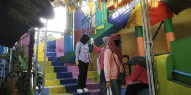 Penerapan protokol kesehatan sebelum masuk Kampung Warna Jodipan di Kota Malang. Foto: Ulul Azmy