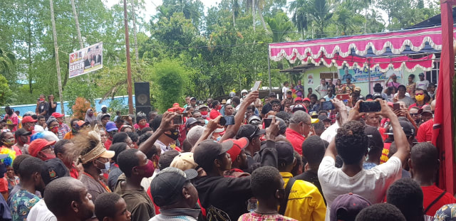 Tampak massa pendukung SAMSON