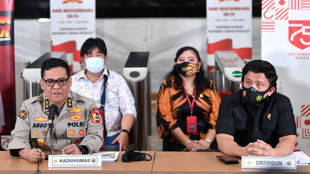 Kadivhumas Polri Irjen Pol Argo Yuwono (kiri) didampingi Dirtipidum Bareskrim Polri Brigjen Pol Ferdy Sambo (kanan) saat  konferensi pers tentang kebakaran gedung Kejaksaan Agung di Mabes Polri, Jakarta, Jumat (23/10). Foto: Sigid Kurniawan/ANTARA FOTO