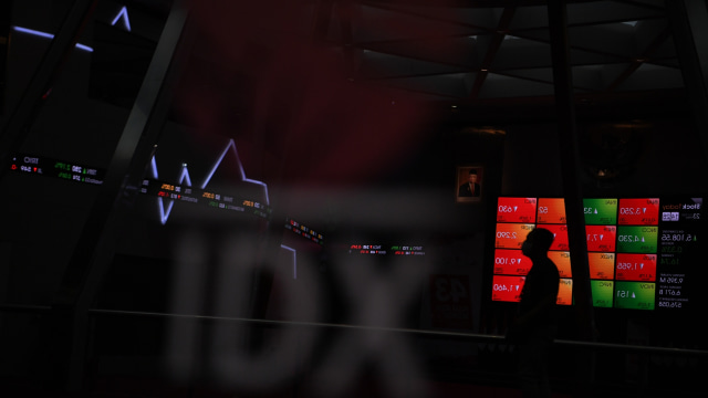 Layar menampilkan pergerakan perdagangan saham di gedung Bursa Efek Indonesia, Jakarta, Jumat (23/10). Foto: Hafidz Mubarak A/ANTARA FOTO