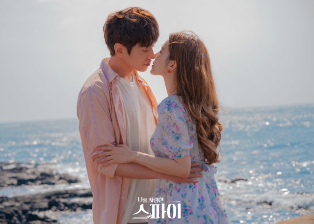 Yoo In Na dan Eric Nam dalam The Spies Who Loved Me. Foto: Soompi