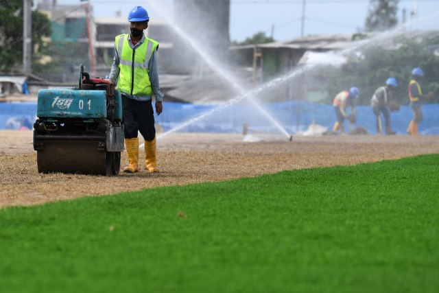 Pemasangan rumput hibrida di lapangan latihan Kompleks JIS, Oktober 2020. Foto: Puspa Perwitasari/ANTARA FOTO