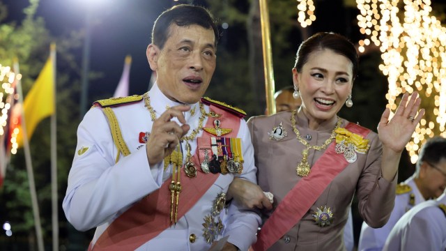 Raja Thailand Maha Vajiralongkorn dan Ratu Suthida menyambut para bangsawan di The Grand Palace di Bangkok, Thailand, Jumat (23/10). Foto: Athit Perawongmetha/REUTERS