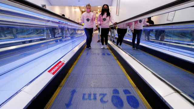 Patroli menjaga jarak di Inggris. Foto: Andrew Boyers/Reuters
