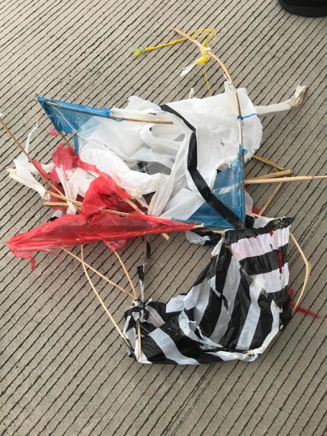 Layang-layang nyangkut di landing gear pesawat Citilink rute Bandara Halim Perdana Kusuma menuju Bandara Adisutjipto Yogyakarta, kemarin Jumat (23/10). Foto: Dok. Bandara Adisutjipto