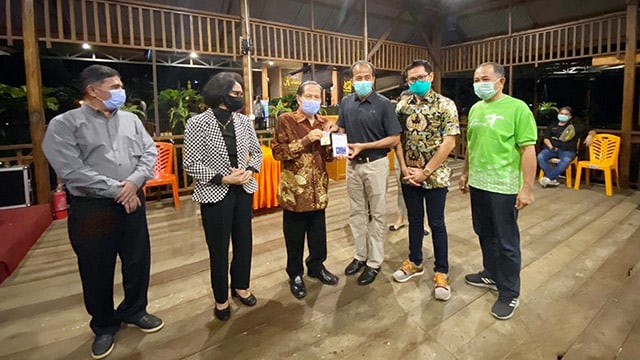 Penghargaan Satya Lencana Dharma Olahraga yang diberikan Presiden Joko Widodo melalui Kementerian Pemuda dan Olahraga kepada tiga atlet bridge asal Sulawesi Utara