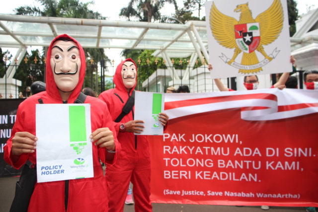 Nasabah asuransi WanaArtha Life berunjuk rasa di Istana Kepresidenan Bogor, Jawa Barat, meminta perhatian Jokowi terkait dana mereka yang macet. Foto: Dok. sofyan