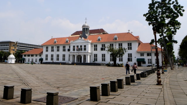 Pengunjung berwisata di kawasan Kota Tua, Jakarta, Sabtu (24/10). Foto: Puspa Perwitasari/ANTARA FOTO