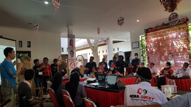 Lembaga Survei Parameter Konsultindo saat mengumumkan hasil survei Pilkada Indramayu 2020. (Tomi Indra)
