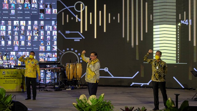 Ketua Umum DPP Partai Golkar Airlangga Hartarto (tengah) pada acara puncak HUT Ke-56 Partai Golkar di Hutan Kota by Plataran, Kompleks GBK, Senayan, Jakarta, Sabtu (24/10). Foto: Sigid Kurniawan/ANTARA FOTO