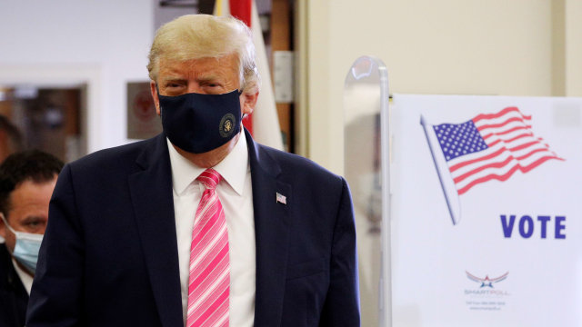 Presiden AS Donald Trump memilih lebih awal di perpustakaan di West Palm Beach, Florida, Sabtu (24/10) waktu setempat Foto: Hannah Runoff/Reuters